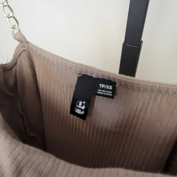 G Chain Strap Crop Tank - Picture 3 of 4